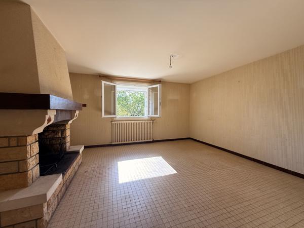 Maison familiale avec dépendances, piscine et terrain