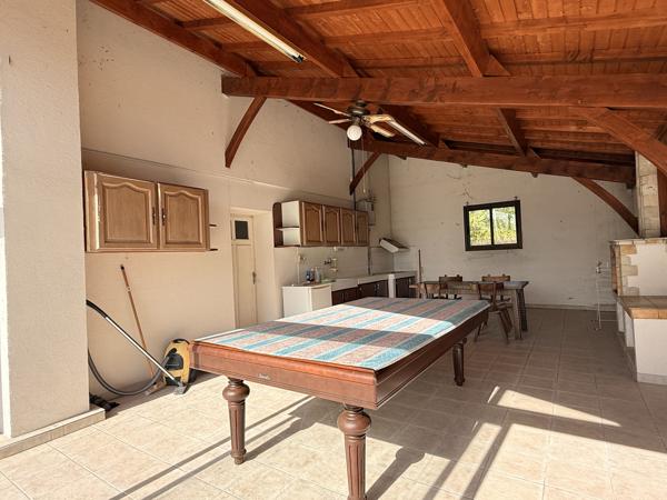 Maison familiale avec dépendances, piscine et terrain