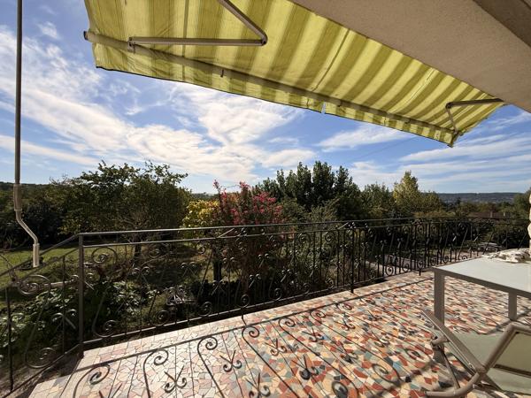 Maison familiale avec dépendances, piscine et terrain