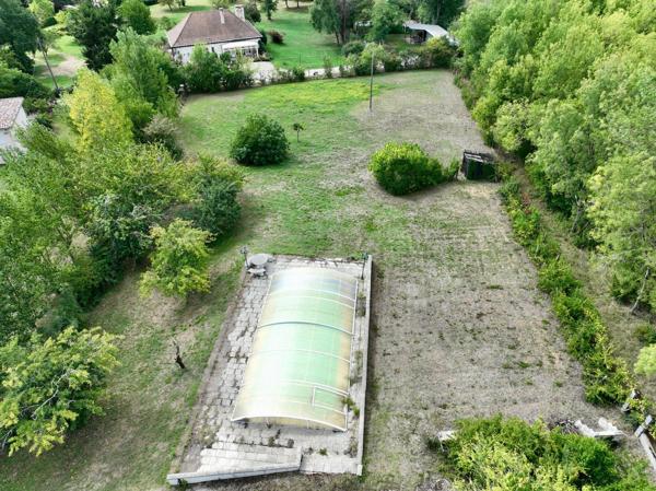 Maison familiale avec dépendances, piscine et terrain