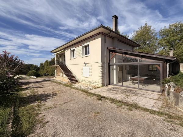 Maison familiale avec dépendances, piscine et terrain