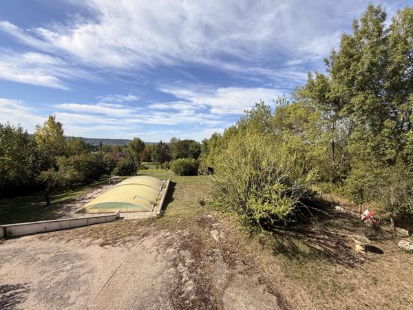 Maison familiale avec dépendances, piscine et terrain