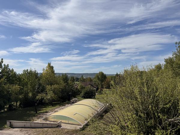 Maison familiale avec dépendances, piscine et terrain
