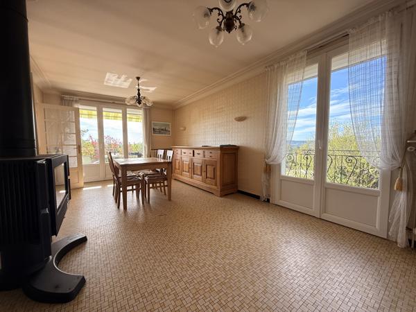 Maison familiale avec dépendances, piscine et terrain