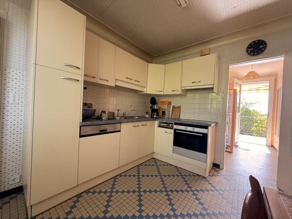 Maison familiale avec dépendances, piscine et terrain