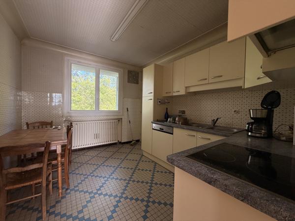 Maison familiale avec dépendances, piscine et terrain