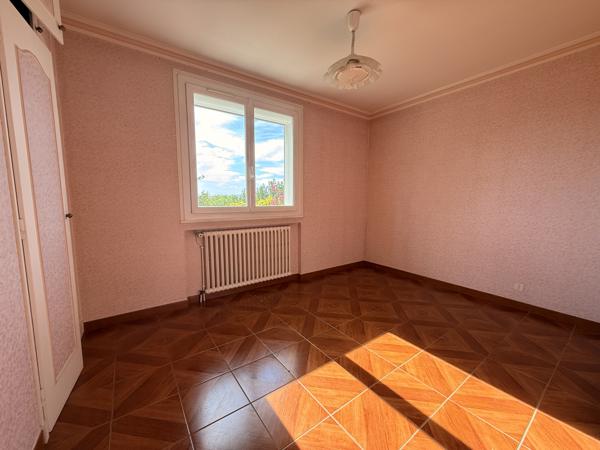 Maison familiale avec dépendances, piscine et terrain