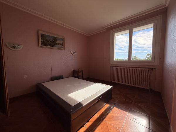 Maison familiale avec dépendances, piscine et terrain