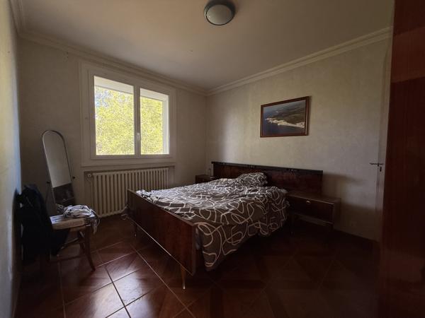 Maison familiale avec dépendances, piscine et terrain