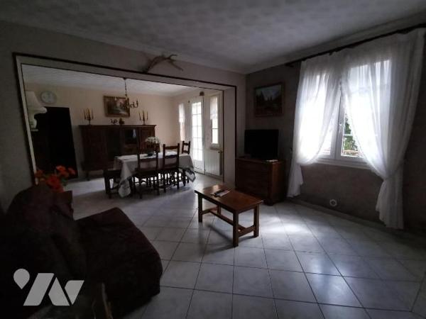 A visiter sans tarder!
Charmante maison familiale située dans le bourg de Aubigné Racan de env...