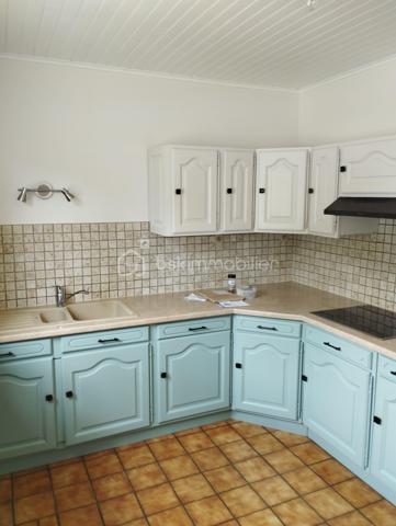 BSK IMMOBILIER est heureux de vous présenter cette maison de plain-pied habitable immédiatement régulièrement entretenue à quelques dizaines de mètres du centre-ville.
La maison se compose en rez-de-chaussée d'une entrée avec placard intégré, d'une cuisine aménagée et équipée, d'une chambre avec placard intégré fait sur mesure, d'un bureau ou espace nuit, d'une salle d'eau, d'un WC indépendant et d'un séjour-salon.
Vous pourrez accéder au sous-sol par une porte de garage électrique et fonctionnel. Au sous-sol vous disposerez d'un grand garage avec fosse de mécanique, d'une buanderie, d'un cellier, d'une chambre d'appoint, et d'un accès à une grande véranda en alu et double vitrage.
Vous pourrez également profiter d'un bel espace extérieur entretenu avec une dépendance pleine de charme avec beaucoup de potentiel.
Enfin, en plus de toutes ces prestations, vous pourrez disposer d'un autre espace extérieur indépendant pour une surface d'environ 437 m².
Vous voulez visiter, alors n'hésitez plus contactez-moi !!!