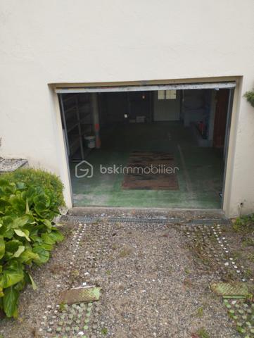 BSK IMMOBILIER est heureux de vous présenter cette maison de plain-pied habitable immédiatement régulièrement entretenue à quelques dizaines de mètres du centre-ville.
La maison se compose en rez-de-chaussée d'une entrée avec placard intégré, d'une cuisine aménagée et équipée, d'une chambre avec placard intégré fait sur mesure, d'un bureau ou espace nuit, d'une salle d'eau, d'un WC indépendant et d'un séjour-salon.
Vous pourrez accéder au sous-sol par une porte de garage électrique et fonctionnel. Au sous-sol vous disposerez d'un grand garage avec fosse de mécanique, d'une buanderie, d'un cellier, d'une chambre d'appoint, et d'un accès à une grande véranda en alu et double vitrage.
Vous pourrez également profiter d'un bel espace extérieur entretenu avec une dépendance pleine de charme avec beaucoup de potentiel.
Enfin, en plus de toutes ces prestations, vous pourrez disposer d'un autre espace extérieur indépendant pour une surface d'environ 437 m².
Vous voulez visiter, alors n'hésitez plus contactez-moi !!!