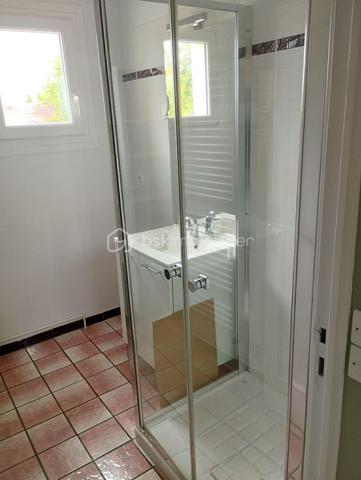 BSK IMMOBILIER est heureux de vous présenter cette maison de plain-pied habitable immédiatement régulièrement entretenue à quelques dizaines de mètres du centre-ville.
La maison se compose en rez-de-chaussée d'une entrée avec placard intégré, d'une cuisine aménagée et équipée, d'une chambre avec placard intégré fait sur mesure, d'un bureau ou espace nuit, d'une salle d'eau, d'un WC indépendant et d'un séjour-salon.
Vous pourrez accéder au sous-sol par une porte de garage électrique et fonctionnel. Au sous-sol vous disposerez d'un grand garage avec fosse de mécanique, d'une buanderie, d'un cellier, d'une chambre d'appoint, et d'un accès à une grande véranda en alu et double vitrage.
Vous pourrez également profiter d'un bel espace extérieur entretenu avec une dépendance pleine de charme avec beaucoup de potentiel.
Enfin, en plus de toutes ces prestations, vous pourrez disposer d'un autre espace extérieur indépendant pour une surface d'environ 437 m².
Vous voulez visiter, alors n'hésitez plus contactez-moi !!!