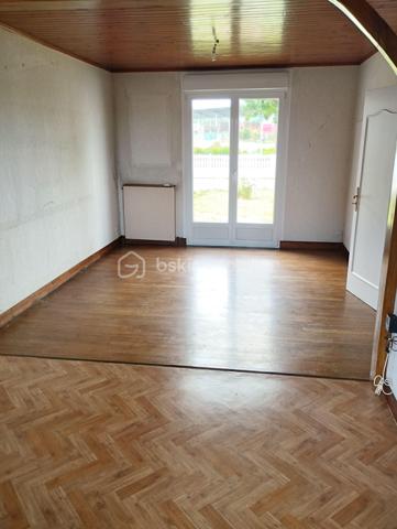BSK IMMOBILIER est heureux de vous présenter cette maison de plain-pied habitable immédiatement régulièrement entretenue à quelques dizaines de mètres du centre-ville.
La maison se compose en rez-de-chaussée d'une entrée avec placard intégré, d'une cuisine aménagée et équipée, d'une chambre avec placard intégré fait sur mesure, d'un bureau ou espace nuit, d'une salle d'eau, d'un WC indépendant et d'un séjour-salon.
Vous pourrez accéder au sous-sol par une porte de garage électrique et fonctionnel. Au sous-sol vous disposerez d'un grand garage avec fosse de mécanique, d'une buanderie, d'un cellier, d'une chambre d'appoint, et d'un accès à une grande véranda en alu et double vitrage.
Vous pourrez également profiter d'un bel espace extérieur entretenu avec une dépendance pleine de charme avec beaucoup de potentiel.
Enfin, en plus de toutes ces prestations, vous pourrez disposer d'un autre espace extérieur indépendant pour une surface d'environ 437 m².
Vous voulez visiter, alors n'hésitez plus contactez-moi !!!