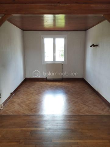 BSK IMMOBILIER est heureux de vous présenter cette maison de plain-pied habitable immédiatement régulièrement entretenue à quelques dizaines de mètres du centre-ville.
La maison se compose en rez-de-chaussée d'une entrée avec placard intégré, d'une cuisine aménagée et équipée, d'une chambre avec placard intégré fait sur mesure, d'un bureau ou espace nuit, d'une salle d'eau, d'un WC indépendant et d'un séjour-salon.
Vous pourrez accéder au sous-sol par une porte de garage électrique et fonctionnel. Au sous-sol vous disposerez d'un grand garage avec fosse de mécanique, d'une buanderie, d'un cellier, d'une chambre d'appoint, et d'un accès à une grande véranda en alu et double vitrage.
Vous pourrez également profiter d'un bel espace extérieur entretenu avec une dépendance pleine de charme avec beaucoup de potentiel.
Enfin, en plus de toutes ces prestations, vous pourrez disposer d'un autre espace extérieur indépendant pour une surface d'environ 437 m².
Vous voulez visiter, alors n'hésitez plus contactez-moi !!!