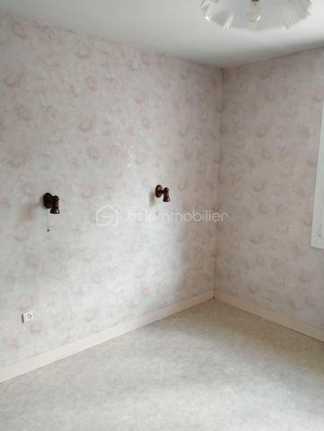 BSK IMMOBILIER est heureux de vous présenter cette maison de plain-pied habitable immédiatement régulièrement entretenue à quelques dizaines de mètres du centre-ville.
La maison se compose en rez-de-chaussée d'une entrée avec placard intégré, d'une cuisine aménagée et équipée, d'une chambre avec placard intégré fait sur mesure, d'un bureau ou espace nuit, d'une salle d'eau, d'un WC indépendant et d'un séjour-salon.
Vous pourrez accéder au sous-sol par une porte de garage électrique et fonctionnel. Au sous-sol vous disposerez d'un grand garage avec fosse de mécanique, d'une buanderie, d'un cellier, d'une chambre d'appoint, et d'un accès à une grande véranda en alu et double vitrage.
Vous pourrez également profiter d'un bel espace extérieur entretenu avec une dépendance pleine de charme avec beaucoup de potentiel.
Enfin, en plus de toutes ces prestations, vous pourrez disposer d'un autre espace extérieur indépendant pour une surface d'environ 437 m².
Vous voulez visiter, alors n'hésitez plus contactez-moi !!!