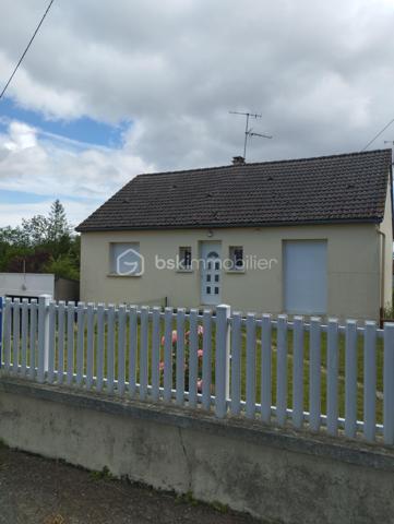 BSK IMMOBILIER est heureux de vous présenter cette maison de plain-pied habitable immédiatement régulièrement entretenue à quelques dizaines de mètres du centre-ville.
La maison se compose en rez-de-chaussée d'une entrée avec placard intégré, d'une cuisine aménagée et équipée, d'une chambre avec placard intégré fait sur mesure, d'un bureau ou espace nuit, d'une salle d'eau, d'un WC indépendant et d'un séjour-salon.
Vous pourrez accéder au sous-sol par une porte de garage électrique et fonctionnel. Au sous-sol vous disposerez d'un grand garage avec fosse de mécanique, d'une buanderie, d'un cellier, d'une chambre d'appoint, et d'un accès à une grande véranda en alu et double vitrage.
Vous pourrez également profiter d'un bel espace extérieur entretenu avec une dépendance pleine de charme avec beaucoup de potentiel.
Enfin, en plus de toutes ces prestations, vous pourrez disposer d'un autre espace extérieur indépendant pour une surface d'environ 437 m².
Vous voulez visiter, alors n'hésitez plus contactez-moi !!!