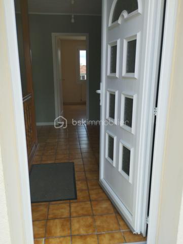 BSK IMMOBILIER est heureux de vous présenter cette maison de plain-pied habitable immédiatement régulièrement entretenue à quelques dizaines de mètres du centre-ville.
La maison se compose en rez-de-chaussée d'une entrée avec placard intégré, d'une cuisine aménagée et équipée, d'une chambre avec placard intégré fait sur mesure, d'un bureau ou espace nuit, d'une salle d'eau, d'un WC indépendant et d'un séjour-salon.
Vous pourrez accéder au sous-sol par une porte de garage électrique et fonctionnel. Au sous-sol vous disposerez d'un grand garage avec fosse de mécanique, d'une buanderie, d'un cellier, d'une chambre d'appoint, et d'un accès à une grande véranda en alu et double vitrage.
Vous pourrez également profiter d'un bel espace extérieur entretenu avec une dépendance pleine de charme avec beaucoup de potentiel.
Enfin, en plus de toutes ces prestations, vous pourrez disposer d'un autre espace extérieur indépendant pour une surface d'environ 437 m².
Vous voulez visiter, alors n'hésitez plus contactez-moi !!!