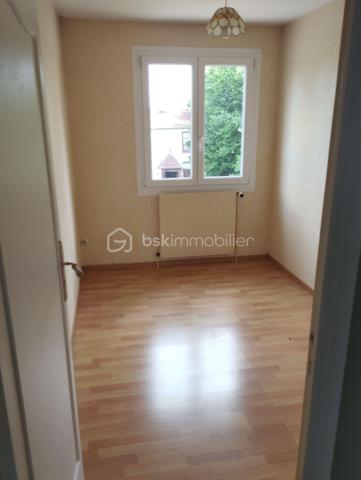 BSK IMMOBILIER est heureux de vous présenter cette maison de plain-pied habitable immédiatement régulièrement entretenue à quelques dizaines de mètres du centre-ville.
La maison se compose en rez-de-chaussée d'une entrée avec placard intégré, d'une cuisine aménagée et équipée, d'une chambre avec placard intégré fait sur mesure, d'un bureau ou espace nuit, d'une salle d'eau, d'un WC indépendant et d'un séjour-salon.
Vous pourrez accéder au sous-sol par une porte de garage électrique et fonctionnel. Au sous-sol vous disposerez d'un grand garage avec fosse de mécanique, d'une buanderie, d'un cellier, d'une chambre d'appoint, et d'un accès à une grande véranda en alu et double vitrage.
Vous pourrez également profiter d'un bel espace extérieur entretenu avec une dépendance pleine de charme avec beaucoup de potentiel.
Enfin, en plus de toutes ces prestations, vous pourrez disposer d'un autre espace extérieur indépendant pour une surface d'environ 437 m².
Vous voulez visiter, alors n'hésitez plus contactez-moi !!!