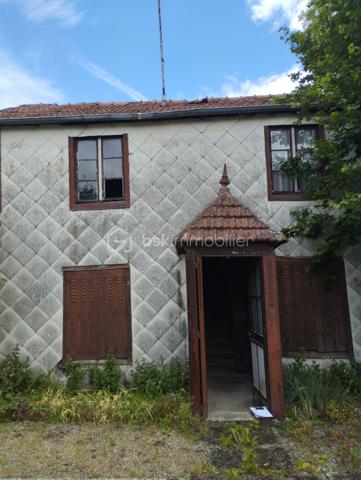 BSK IMMOBILIER est heureux de vous présenter cette maison de plain-pied habitable immédiatement régulièrement entretenue à quelques dizaines de mètres du centre-ville.
La maison se compose en rez-de-chaussée d'une entrée avec placard intégré, d'une cuisine aménagée et équipée, d'une chambre avec placard intégré fait sur mesure, d'un bureau ou espace nuit, d'une salle d'eau, d'un WC indépendant et d'un séjour-salon.
Vous pourrez accéder au sous-sol par une porte de garage électrique et fonctionnel. Au sous-sol vous disposerez d'un grand garage avec fosse de mécanique, d'une buanderie, d'un cellier, d'une chambre d'appoint, et d'un accès à une grande véranda en alu et double vitrage.
Vous pourrez également profiter d'un bel espace extérieur entretenu avec une dépendance pleine de charme avec beaucoup de potentiel.
Enfin, en plus de toutes ces prestations, vous pourrez disposer d'un autre espace extérieur indépendant pour une surface d'environ 437 m².
Vous voulez visiter, alors n'hésitez plus contactez-moi !!!