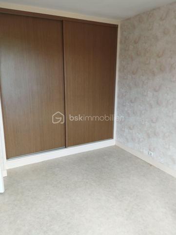 BSK IMMOBILIER est heureux de vous présenter cette maison de plain-pied habitable immédiatement régulièrement entretenue à quelques dizaines de mètres du centre-ville.
La maison se compose en rez-de-chaussée d'une entrée avec placard intégré, d'une cuisine aménagée et équipée, d'une chambre avec placard intégré fait sur mesure, d'un bureau ou espace nuit, d'une salle d'eau, d'un WC indépendant et d'un séjour-salon.
Vous pourrez accéder au sous-sol par une porte de garage électrique et fonctionnel. Au sous-sol vous disposerez d'un grand garage avec fosse de mécanique, d'une buanderie, d'un cellier, d'une chambre d'appoint, et d'un accès à une grande véranda en alu et double vitrage.
Vous pourrez également profiter d'un bel espace extérieur entretenu avec une dépendance pleine de charme avec beaucoup de potentiel.
Enfin, en plus de toutes ces prestations, vous pourrez disposer d'un autre espace extérieur indépendant pour une surface d'environ 437 m².
Vous voulez visiter, alors n'hésitez plus contactez-moi !!!