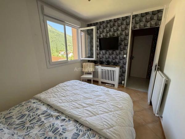 Vente                                                      Appartement
                        
                     5 pièces                      71 m2                     à Digne-les-Bains