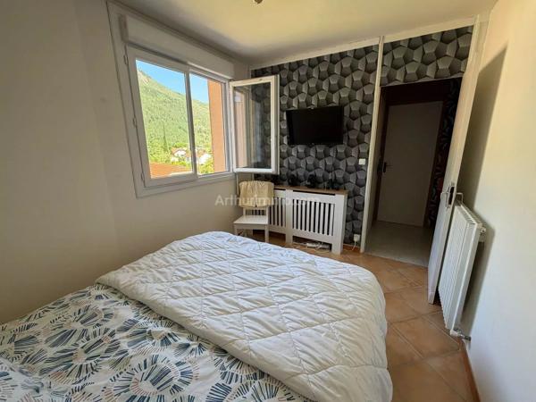 Vente                                                      Appartement
                        
                     5 pièces                      71 m2                     à Digne-les-Bains
