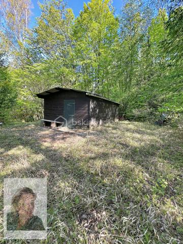 A 15 minutes de Berry au bac, 15 minutes de Laon.
Vend coin de paradis avec cet étang d’exception, niché au cœur d’un écrin de verdure de 7 250 m², entièrement clos et soigneusement arboré.
Son plan d’eau de 2 500 m², atteignant jusqu’à 2 mètres de profondeur, toujours en eau été comme hivers.
Ce lieu ravira les pêcheurs les plus exigeants avec une belle diversité de poissons : carpes amours, carpes cuir, gardons et perches...
Un chalet complète ce bien, Barbecue, puit et toilettes sèches.
Facilité d'accès: caravane, voiture, camping car...deux entrée.
Un bien rare, idéal pour se reconnecter à l’essentiel.
