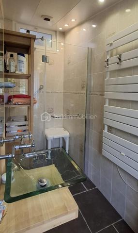 Lionel IMMOBILIER, vous propose en exclusivité une maison de 97 m² habitables et de 171 m² utiles, sur une parcelle de 340 m² environ.
Le bien se présente ainsi : , parking privé de 2 voitures devant la maison, belle façade, avec l'avant de maison aménagé. Au RDC : entrée, grand salon de 21 m² avec cheminée, cuisine équipée ouverte sur la salle à manger, un bureau de 6m², salle d'eau, wc séparé. A l'étage : 3 chambres et une salle d'eau, cave. Grand garage de 33 m² avec une porte de service coté jardin. Véranda de 10 m², Tout à l'égout, Chauffage gaz, double vitrage, persiennes électriques, Toiture récente. 
Dépendance en brique dans le jardin qui peut servir d'atelier.