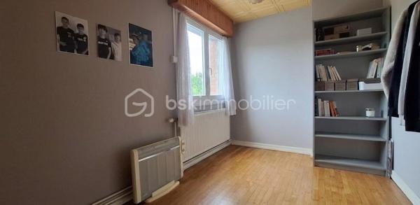 Lionel IMMOBILIER, vous propose en exclusivité une maison de 97 m² habitables et de 171 m² utiles, sur une parcelle de 340 m² environ.
Le bien se présente ainsi : , parking privé de 2 voitures devant la maison, belle façade, avec l'avant de maison aménagé. Au RDC : entrée, grand salon de 21 m² avec cheminée, cuisine équipée ouverte sur la salle à manger, un bureau de 6m², salle d'eau, wc séparé. A l'étage : 3 chambres et une salle d'eau, cave. Grand garage de 33 m² avec une porte de service coté jardin. Véranda de 10 m², Tout à l'égout, Chauffage gaz, double vitrage, persiennes électriques, Toiture récente. 
Dépendance en brique dans le jardin qui peut servir d'atelier.