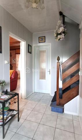 Lionel IMMOBILIER, vous propose en exclusivité une maison de 97 m² habitables et de 171 m² utiles, sur une parcelle de 340 m² environ.
Le bien se présente ainsi : , parking privé de 2 voitures devant la maison, belle façade, avec l'avant de maison aménagé. Au RDC : entrée, grand salon de 21 m² avec cheminée, cuisine équipée ouverte sur la salle à manger, un bureau de 6m², salle d'eau, wc séparé. A l'étage : 3 chambres et une salle d'eau, cave. Grand garage de 33 m² avec une porte de service coté jardin. Véranda de 10 m², Tout à l'égout, Chauffage gaz, double vitrage, persiennes électriques, Toiture récente. 
Dépendance en brique dans le jardin qui peut servir d'atelier.