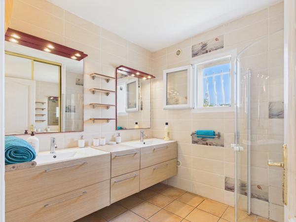 BANDOL – Villa familiale de 153 m² avec 3 chambres, appartement T2 indépendant et grand garage