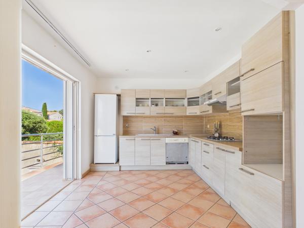 BANDOL – Villa familiale de 153 m² avec 3 chambres, appartement T2 indépendant et grand garage