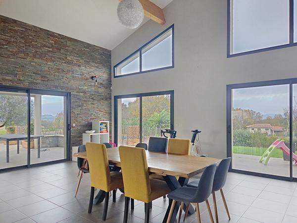 A vendre Maison de plain pied 4 chambres, mezzanine, piscine et garage