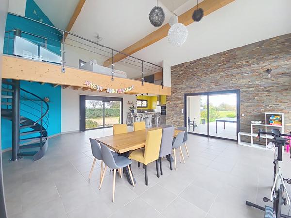 A vendre Maison de plain pied 4 chambres, mezzanine, piscine et garage