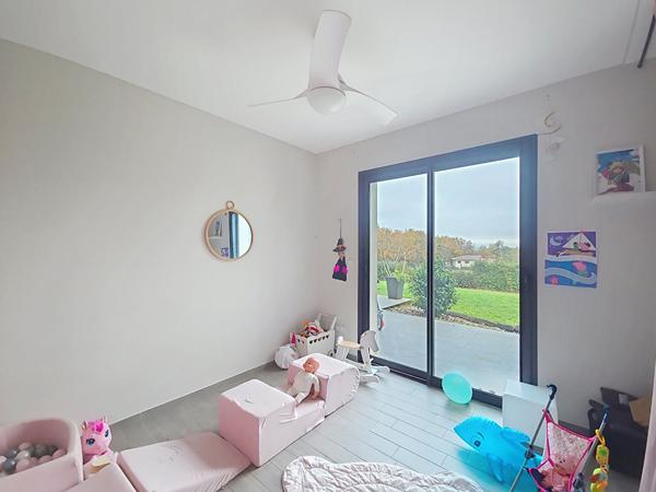 A vendre Maison de plain pied 4 chambres, mezzanine, piscine et garage