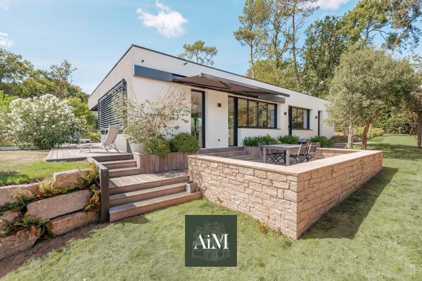 Villa d’architecte d’exception à Arradon – 372 m², patio central et jardin arboré