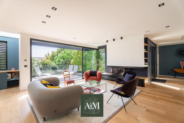 Villa d’architecte d’exception à Arradon – 372 m², patio central et jardin arboré