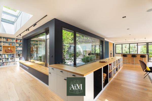 Villa d’architecte d’exception à Arradon – 372 m², patio central et jardin arboré