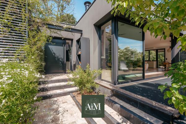 Villa d’architecte d’exception à Arradon – 372 m², patio central et jardin arboré