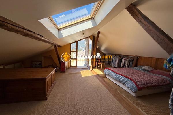 Vente                                                      Maison de village
                        
                                         230 m2                     à Eygliers