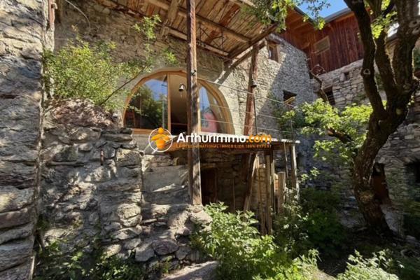 Vente                                                      Maison de village
                        
                                         230 m2                     à Eygliers