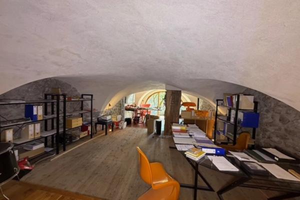 Vente                                                      Maison de village
                        
                                         230 m2                     à Eygliers