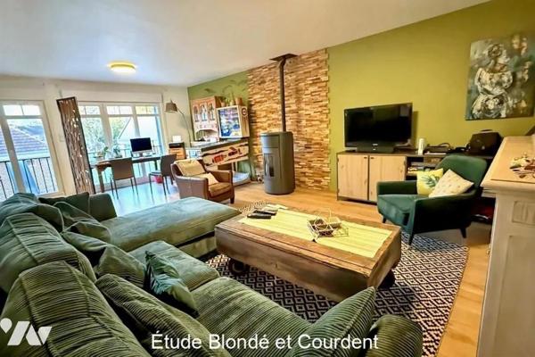 Maison de ville avec jardin garage et dépendance à vendre sur la commune de Steenvoorde.

Cet...