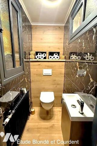 Maison de ville avec jardin garage et dépendance à vendre sur la commune de Steenvoorde.

Cet...