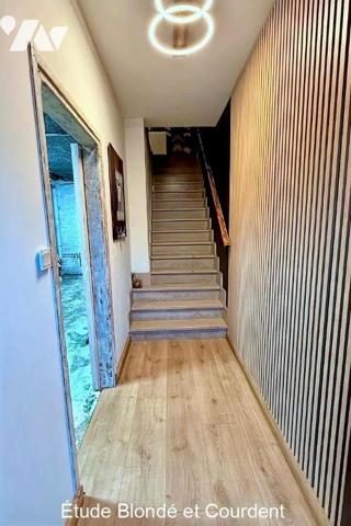 Maison de ville avec jardin garage et dépendance à vendre sur la commune de Steenvoorde.

Cet...