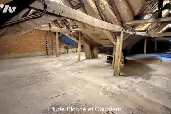 Maison de ville avec jardin garage et dépendance à vendre sur la commune de Steenvoorde.

Cet...