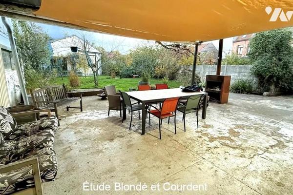 Maison de ville avec jardin garage et dépendance à vendre sur la commune de Steenvoorde.

Cet...