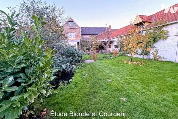 Maison de ville avec jardin garage et dépendance à vendre sur la commune de Steenvoorde.

Cet...