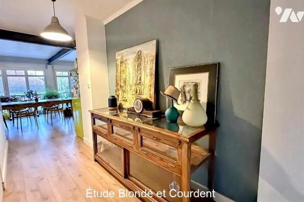 Maison de ville avec jardin garage et dépendance à vendre sur la commune de Steenvoorde.

Cet...